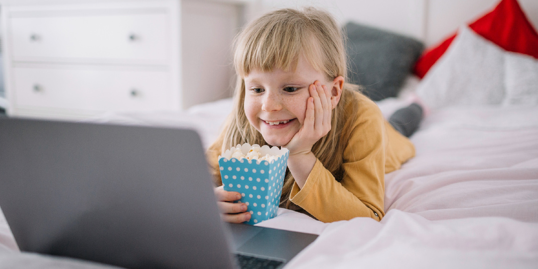 Развивающие мультики — это миф: почему 15 минут у экрана на самом деле «тормозят» мозг ребенка