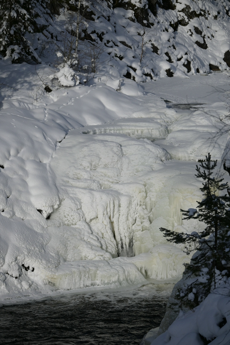   Мороз сковал водопад Кивач в Карелии Ольга Ефимова/ заповедник «Кивач» / ВК