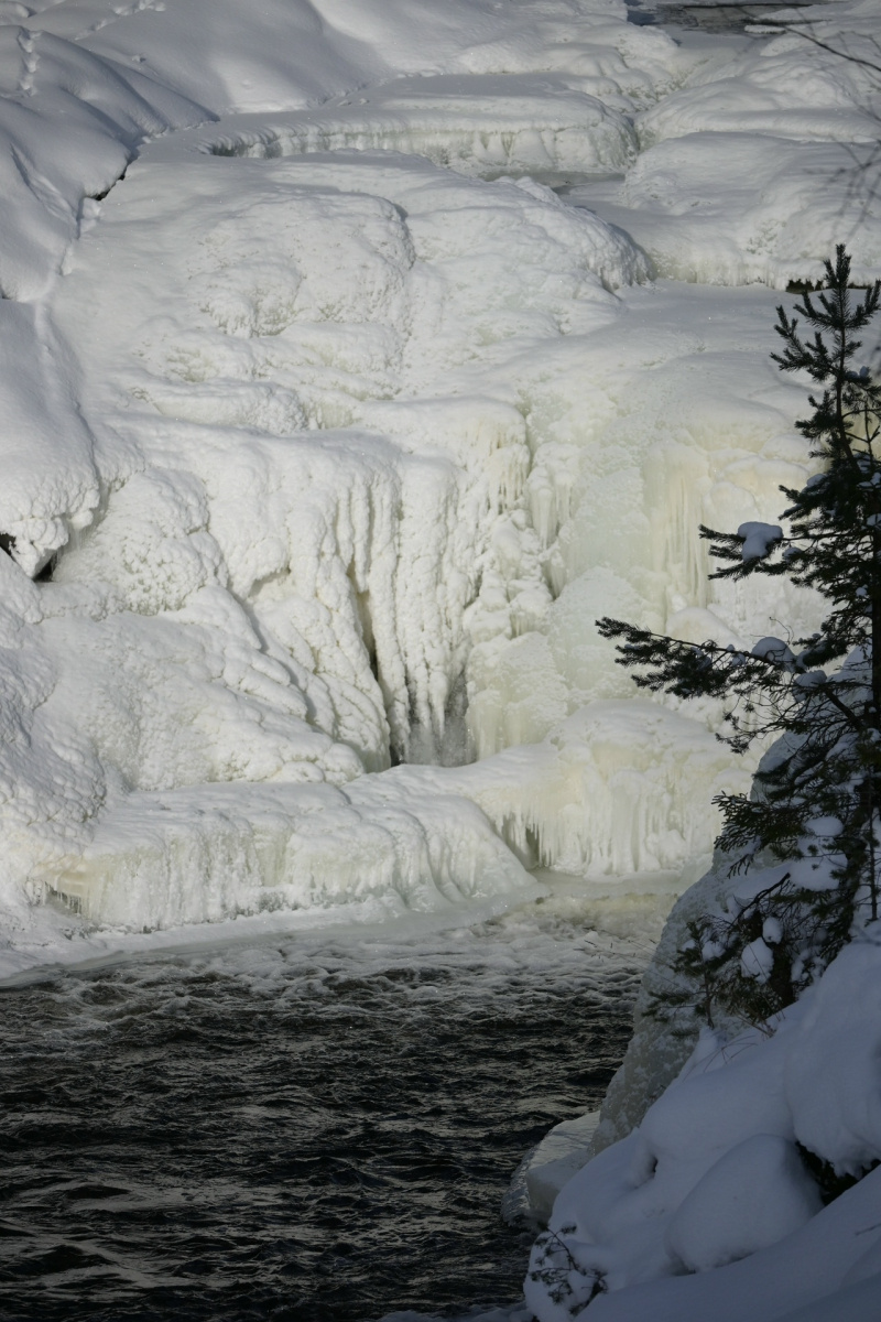    Мороз сковал водопад Кивач в Карелии Ольга Ефимова/ заповедник «Кивач» / ВК