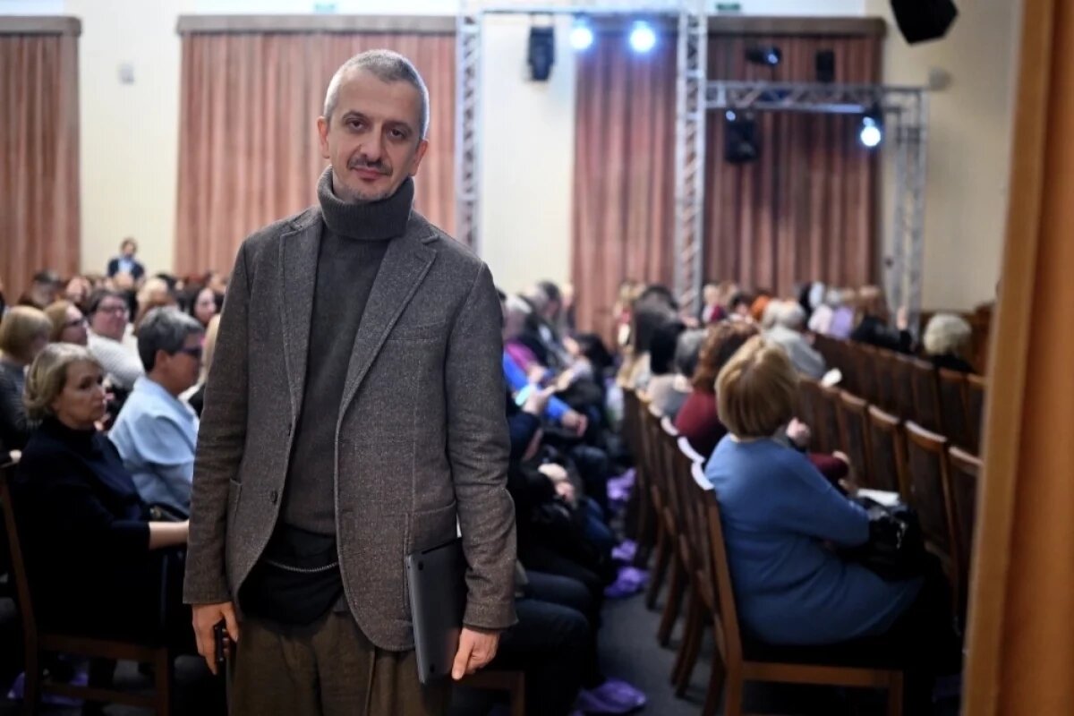    Константин Богомолов попросил освободить его от обязанностей ректора Школы-студии МХАТ.