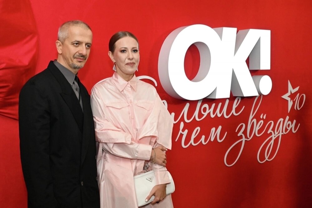    Телеведущая Ксения Собчак и ее супруг, художественный руководитель Театра на Бронной Константин Богомолов перед началом церемонии вручения премии OK! Фото: РИА Новости/ Екатерина Чеснокова