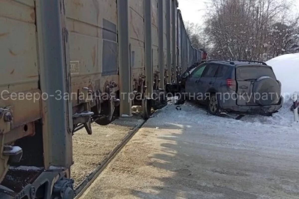    В Рябово легковушка оказалась на путях перед локомотивом