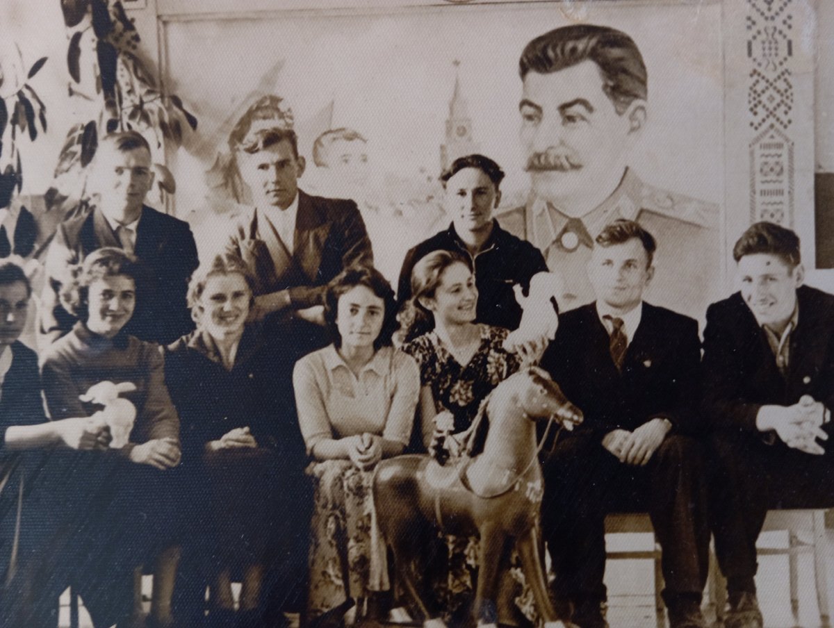 Иван Смоленцев - в последнем ряду по центру. Комитет комсомола Поволжского Лесотехнического института (Г. Йошкар-Ола), поездка в детский дом. Конец 50-х годов ХХ века. 