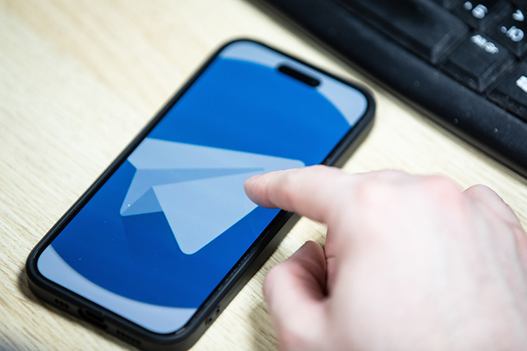    Роскомнадзор официально приступил к «частичному замедлению» самого популярного мессенджера.   
Фото: © Ilya Moskovets / URA.RU / www.globallookpress.com