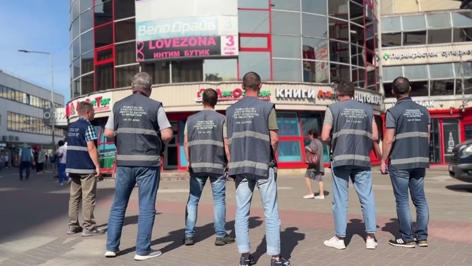    Торговый павильон у станции "Приморская" Автор фото: ККИ