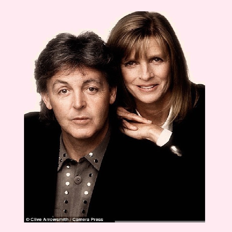 Линда компанейски облокотилась на плечо Пола