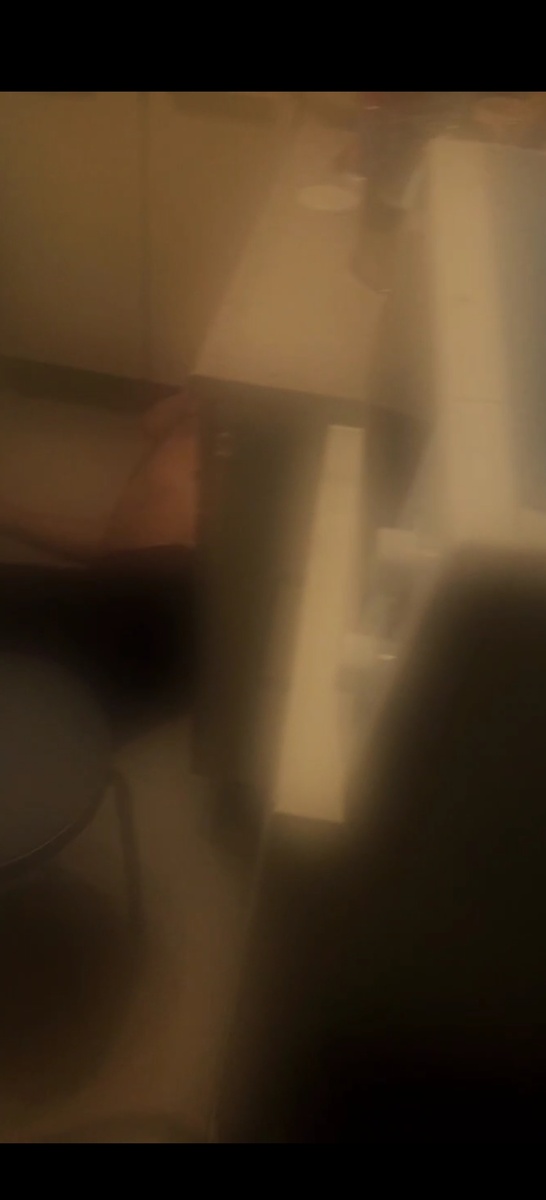 Скриншот с видео, снятого хозяйкой квартиры. Объектив камеры запотел от потопа. 