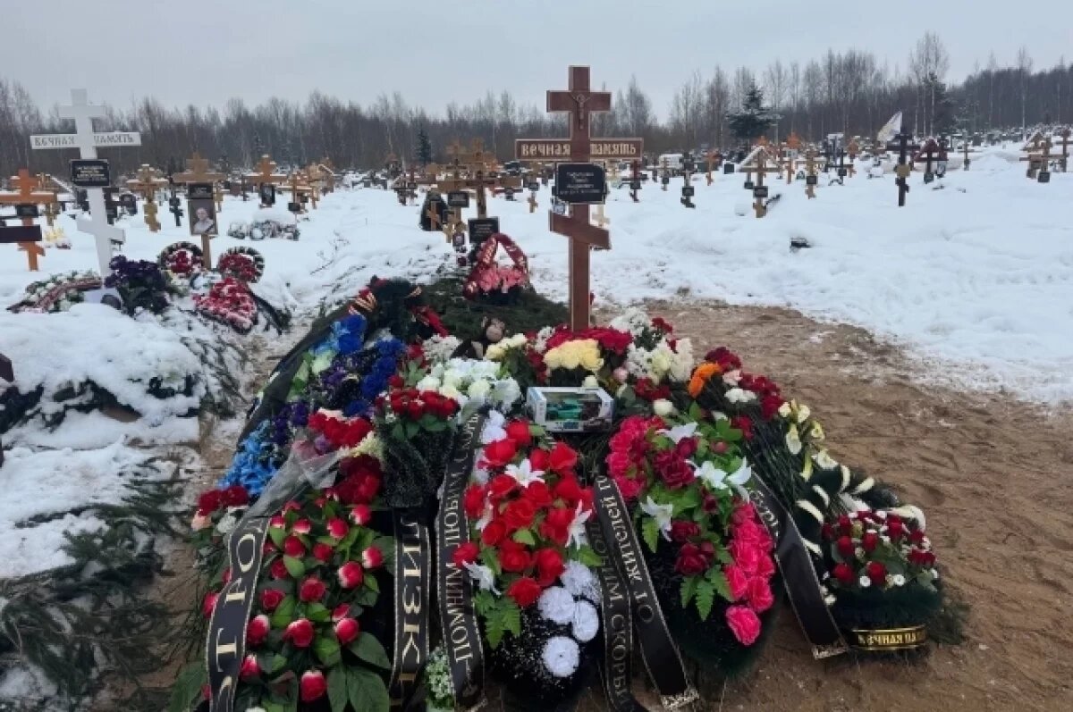    На кладбище несли игрушки.