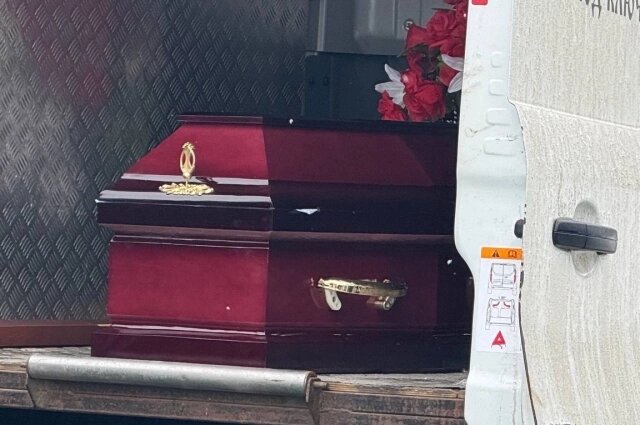    Катафалк привёз гроб на церемонию прощания. Фото: spb.aif.ru/ Арина Кулешова