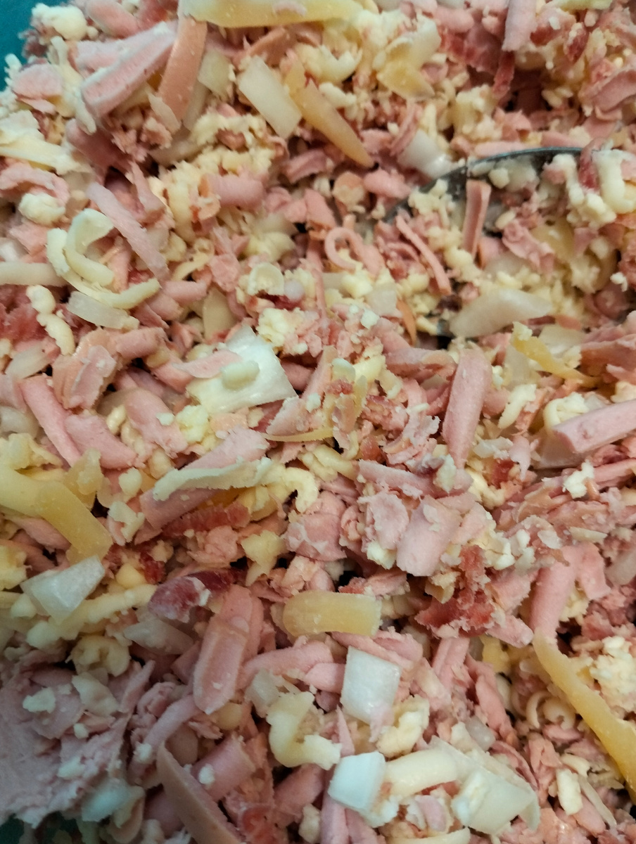 Сосиски, сыр, в терку. Лук порезать помельче.