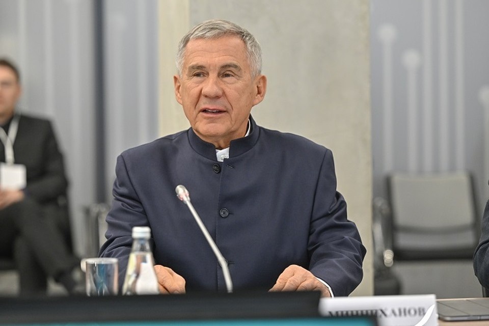    Руководитель региона встретился с лекторами мероприятий, приуроченных ко Дню российской науки. Фото: rais.tatarstan.ru