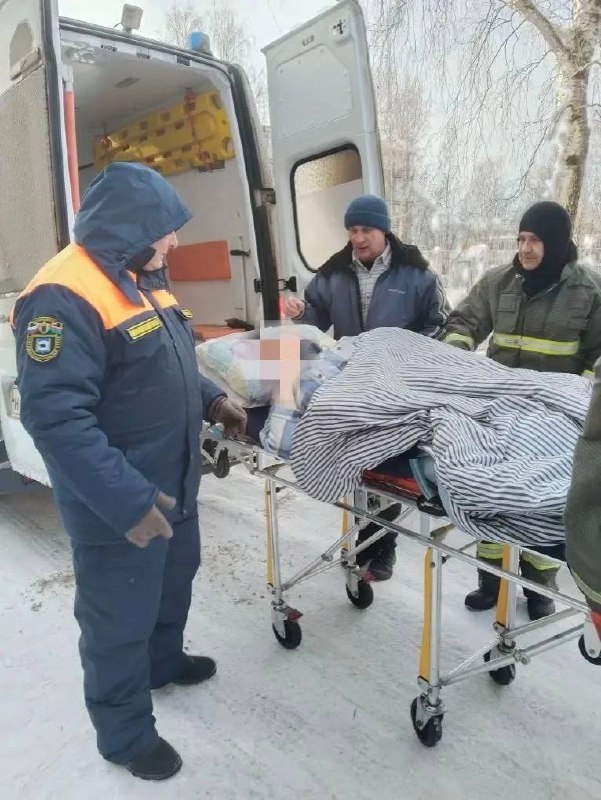    Помощь спасателей потребовалась упавшей в Петрозаводске женщине© 1 пожарно-спасательный отряд Республики Карелия / VK