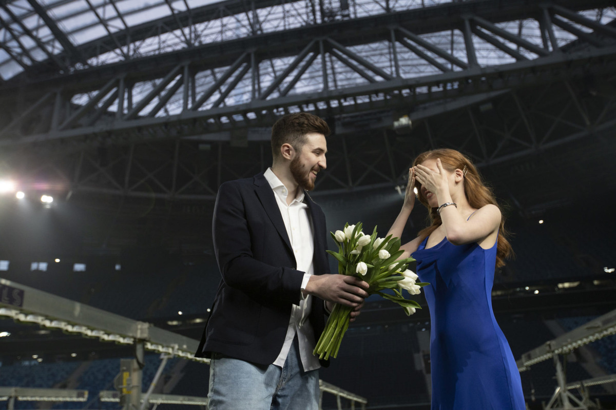 Как делать предложение руки: вариант на Газпром Арене.