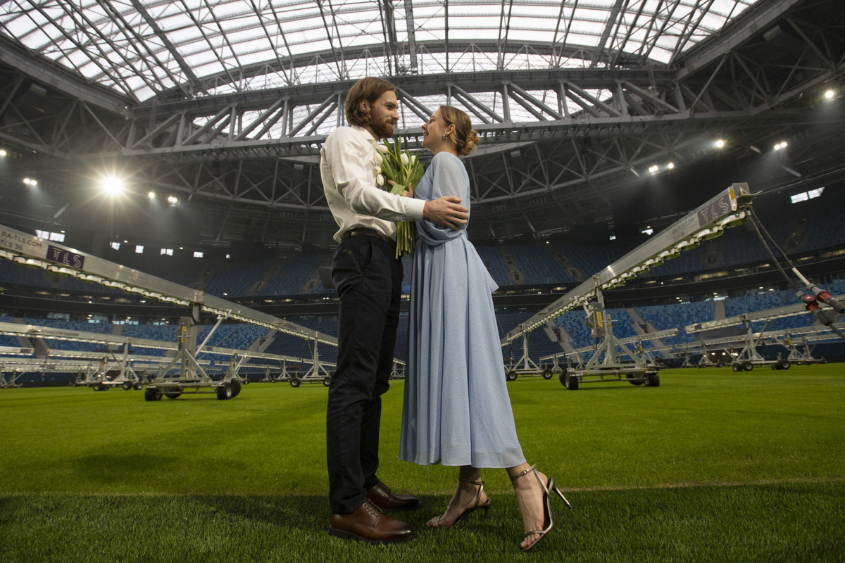 Вариант предложения руки 8 марта на стадионе