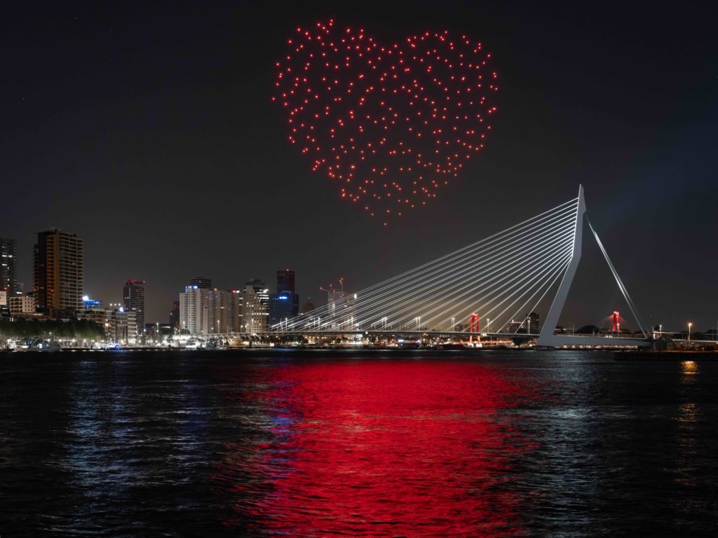 Шоу дронов в Санкт-Петербурге как вариант предложения руки и сердца в СПб.