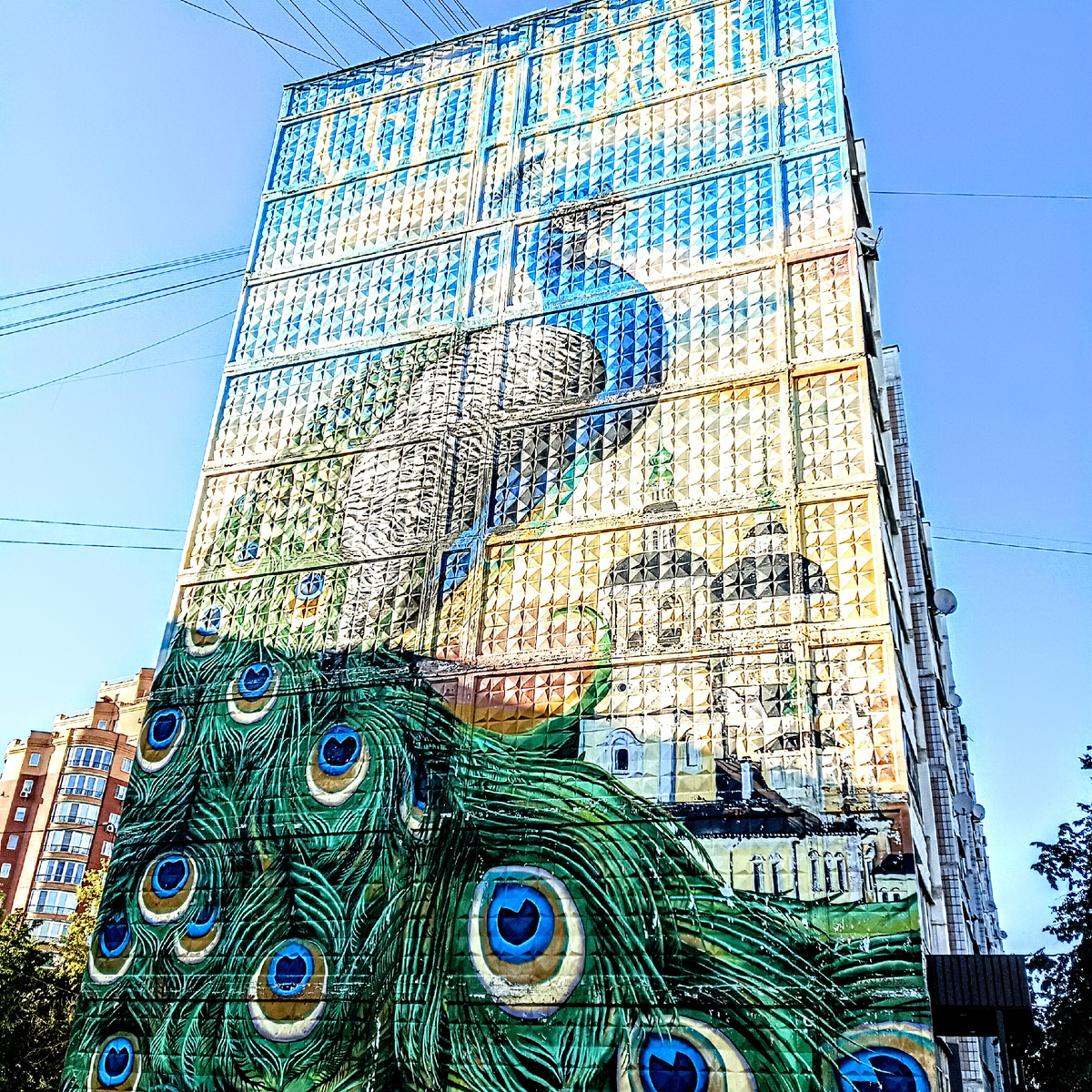 Павлин на фасаде жилого дома в Серпухове. Все фотографии: канал Сергей Насекайло. Заметки инвалида по зрению.