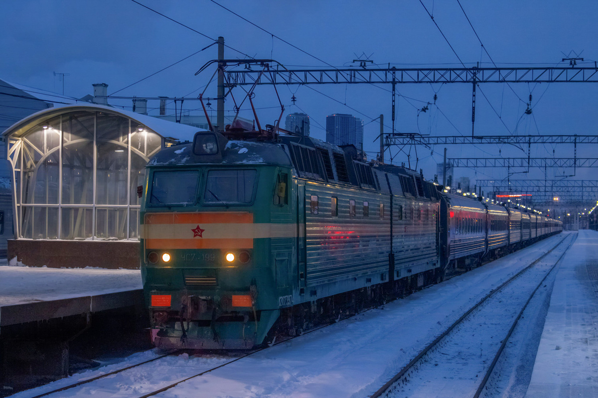 Электровоз ЧС7-199 прибыл с пассажирским поездом на Киевский вокзал города Москва, январь 2026 года. 