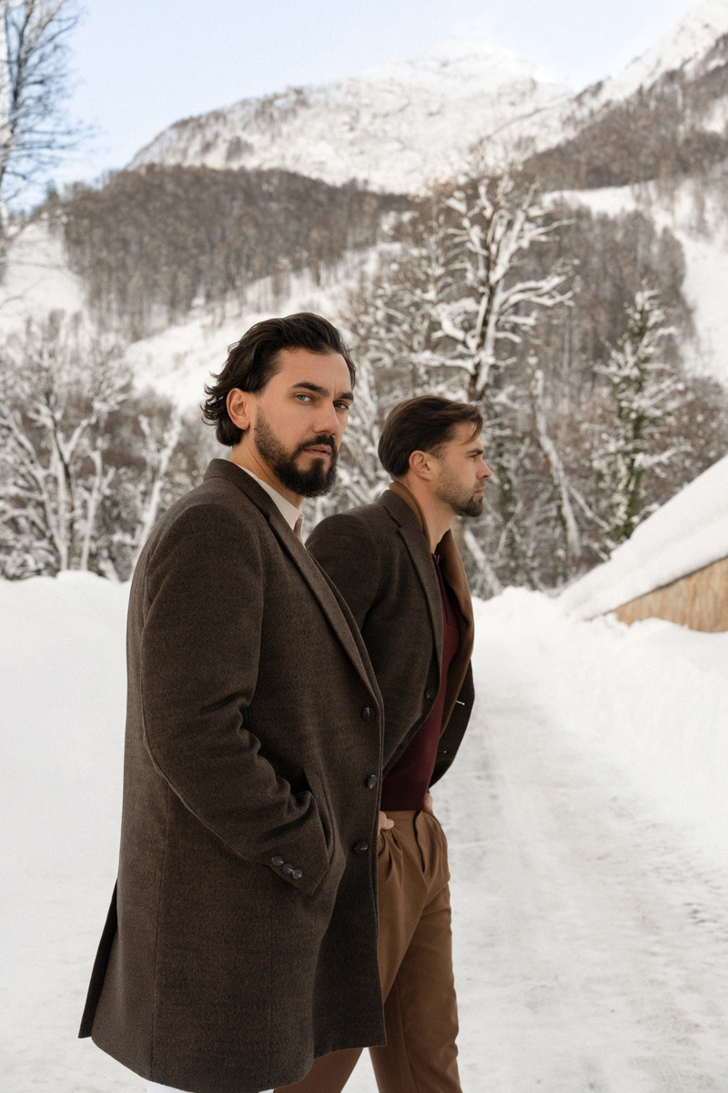 Обратите внимание на мужское пальто в шоколадном цвете Mazaltovman. Прямой крой, актуальная длина и благородный оттенок - 100% попадание, чтобы составить элегантный, сдержанный образ