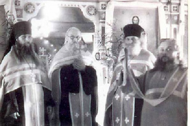 Отец Геронтий стоит слева от святого Зосимы Оренбургского. Преподобный Зосима – без головного убора, с крестом в руках.