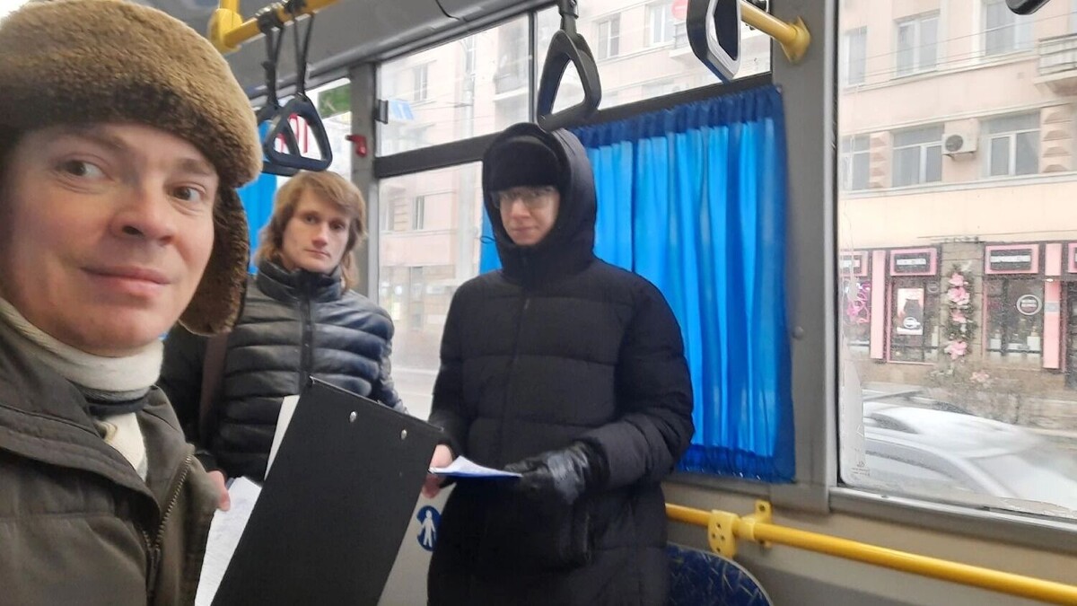    Каждое воскресенье, при любой погоде активисты собирали подписи ростовчан за покупку троллейбусов    предоставил Артемий Зайцев / rostovgazeta.ru