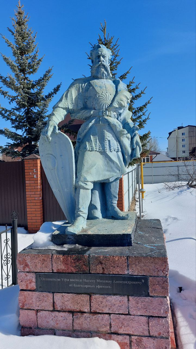 Памятник первому уфимскому воеводе Михаилу Нагому.