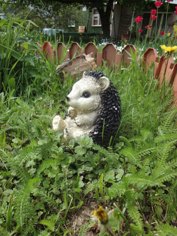 Ёжик раньше стоял на клумбе