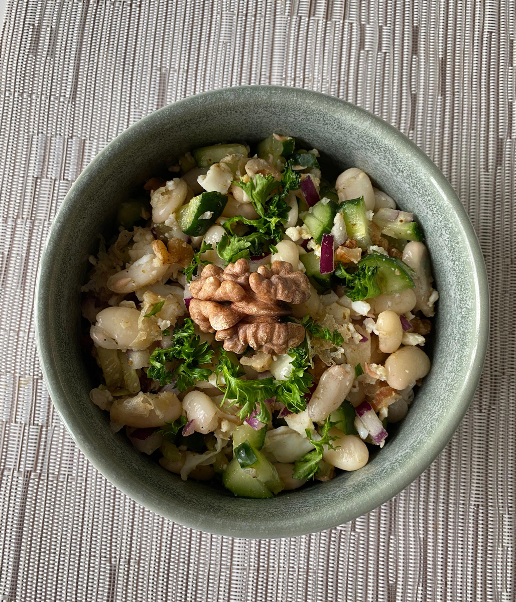 Здесь вариация фасолевого салата с огурцом и орехами