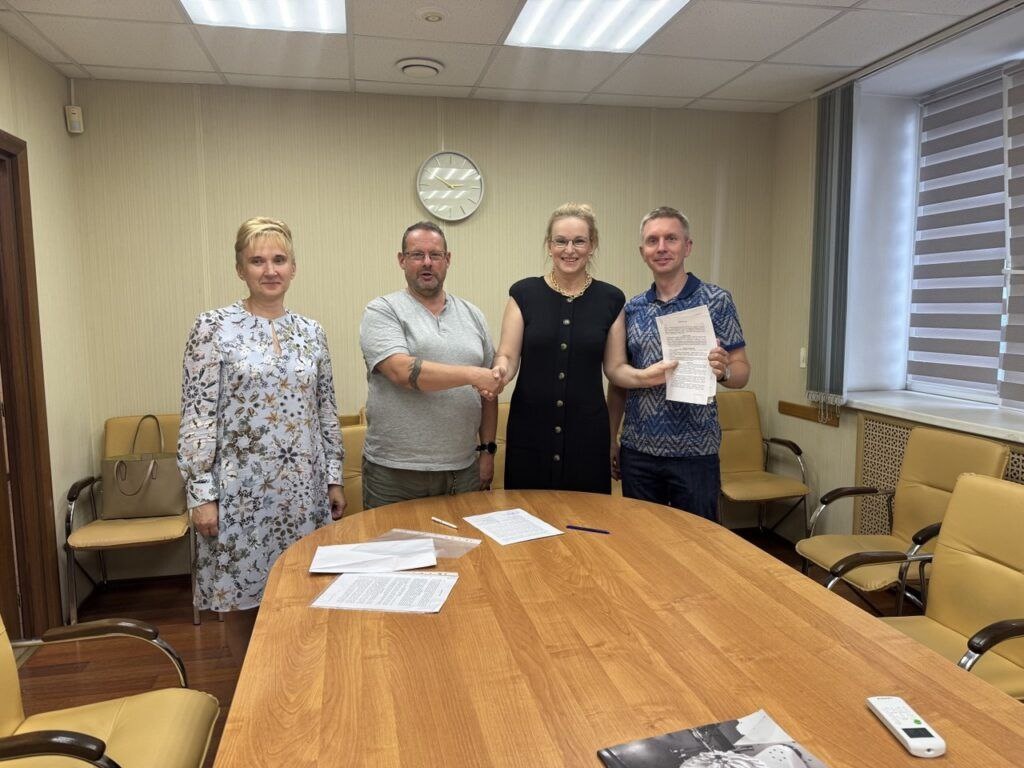 Подписание договора. Олег Киселёв, генеральный директор Типографского комплекса «Девиз» и его заместитель по организации и развитию производства Надежда Богданова (слева) и Елена Фадина, генеральный директор «ЯМ Интернешнл (Северо-Запад)» и Сергей Родионов, финансовый директор, «Девиз» (справа)