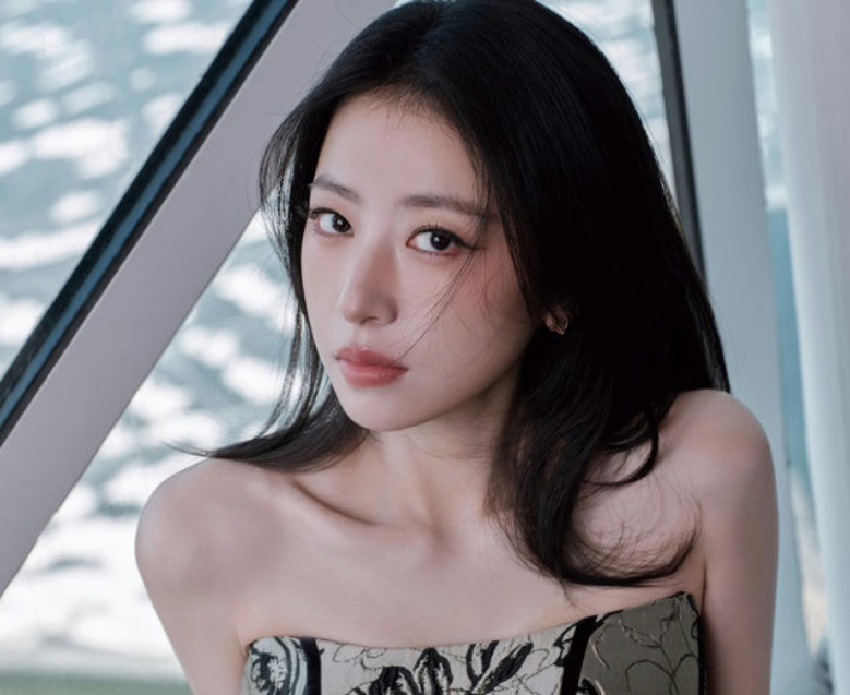 Актриса Чжоу Юйтун.