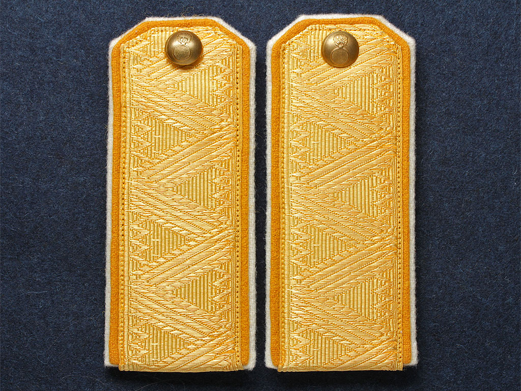 Погоны генерала 12-го гренадерского Астраханского полка. Россия, копия. Погоны генеральские для ношения при форме 12-го гренадерского Астраханского Императора Александра III полка. Желтое металлизированное золотое поле с зигзагообразной генеральской вышивкой, двойным желтым и белым подбоем, латунные пуговицы с изображением пылающей гренады.
Копия высокого качества. Царские генеральские погоны прекрасно подойдут для музейной экспозиции, театральной постановки, киносъемок. Ссылка: https://antikvariat.ru/catalog/pogony-generalskie-i-ofitserskie/epaulets-of-general-of-the-12th-astrakha/ Если есть специалисты по погонам, подскажите, почему на данных погонах отсутствует полковой вензель Августейшего Шефа 12-го гренадерского Астраханского Императора Александра III полка (1700 - 1918) - Императора Александра III?