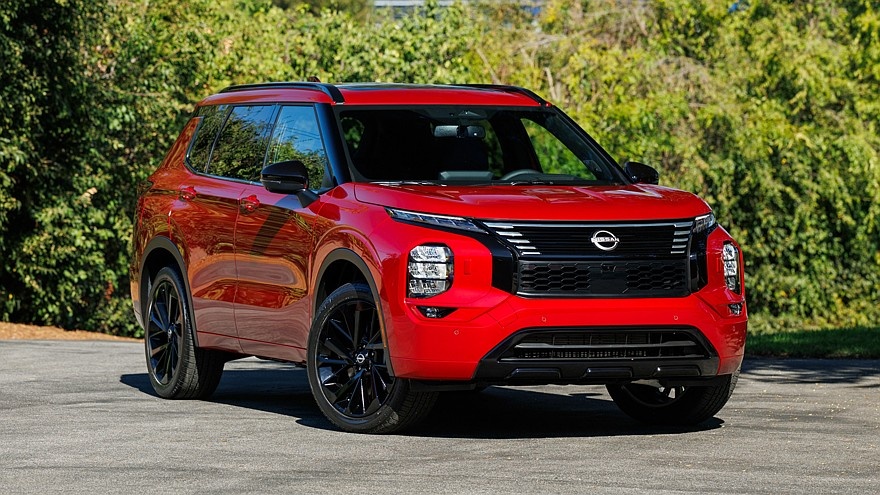    На фото: Nissan Rogue PHEV