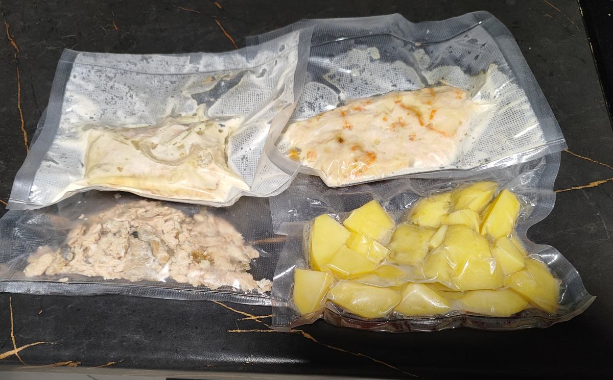 Вот, кстати, пакетики, которые сегодня ела. Нижний как раз содранное с костей после варки филе горбуши - не так уж мало. А оно бы вф мусор отправилось, если плавники с костями после разделки просто выкинуть. Рыба нынче недешева, чтобы так разбазаривать