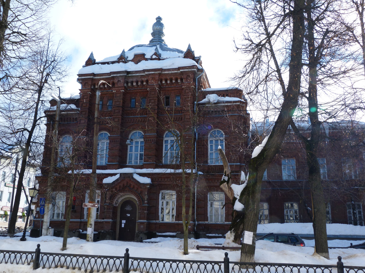 Здание бывшего Духовного Училища г.Кострома, пр-т Мира, д. 8/6. Фото автора.