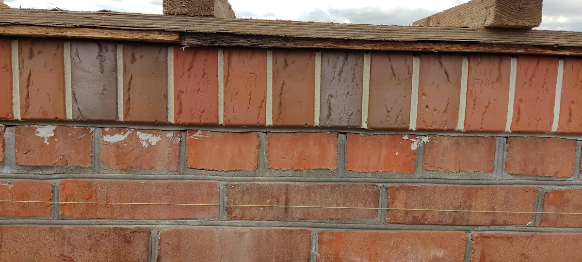 Для сравнения обычный цемент на цоколе и белый египетский цемент на лицевой кладке. 