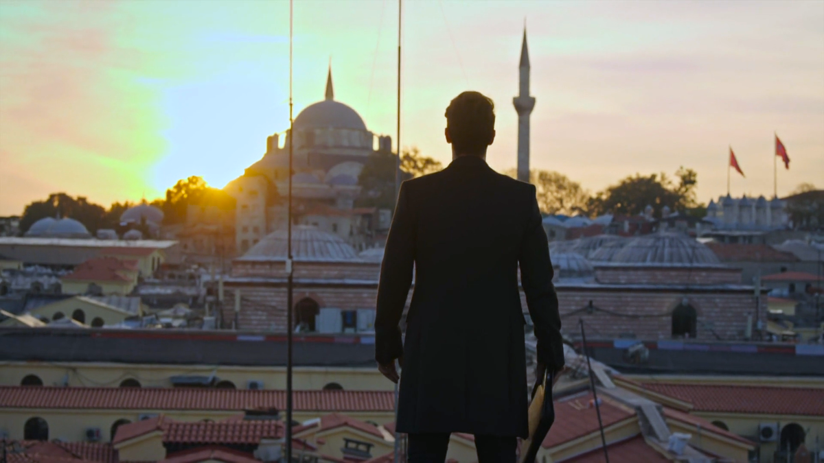 Главный герой на фоне крыш Стамбула