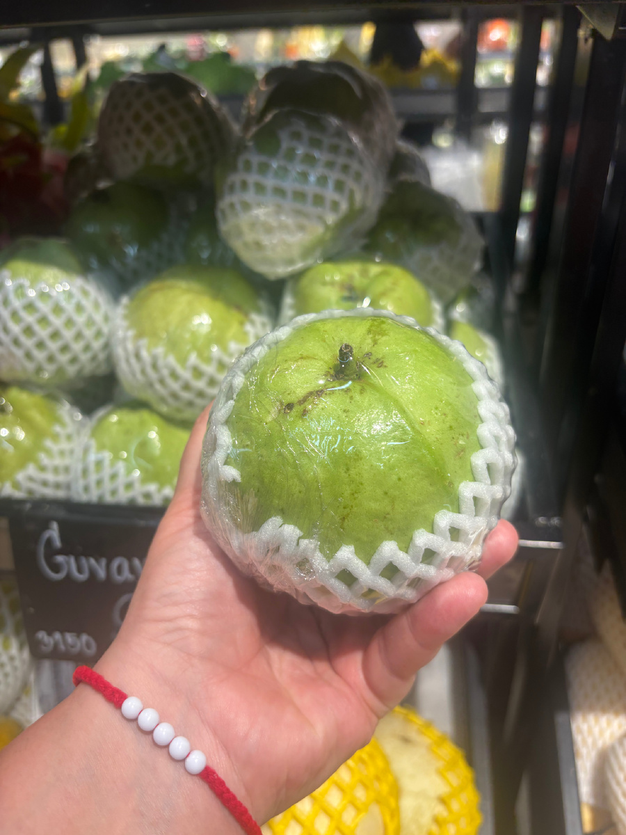 На фото гуава, правда, из супермаркета на Пхукете, не дагестанская