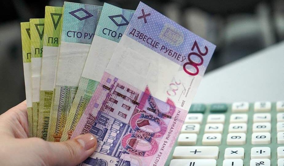 В каком случае белорусы при увольнении могут получить три зарплаты