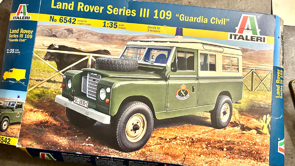 Коробка модели Italeri (6542)  Land Rover Series III 109.  Коробка имеет антуражные потертости и вмятины.  Канал: Dmitry’s Иерархия