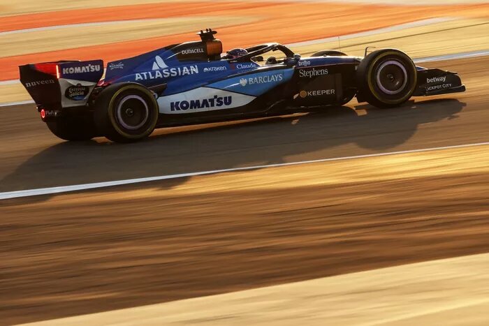 Автомобиль Williams с двигателем Mercedes прошёл наибольшую дистанцию в среду в Сахире