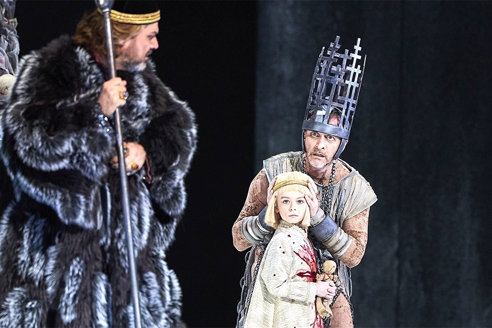    Царь Борис (Ильдар Абдразаков), Юродивый (Андрей Попов) и призрак убиенного царевича (Владислав Урюпичев). / Михаил Вильчук / Мариинский театр