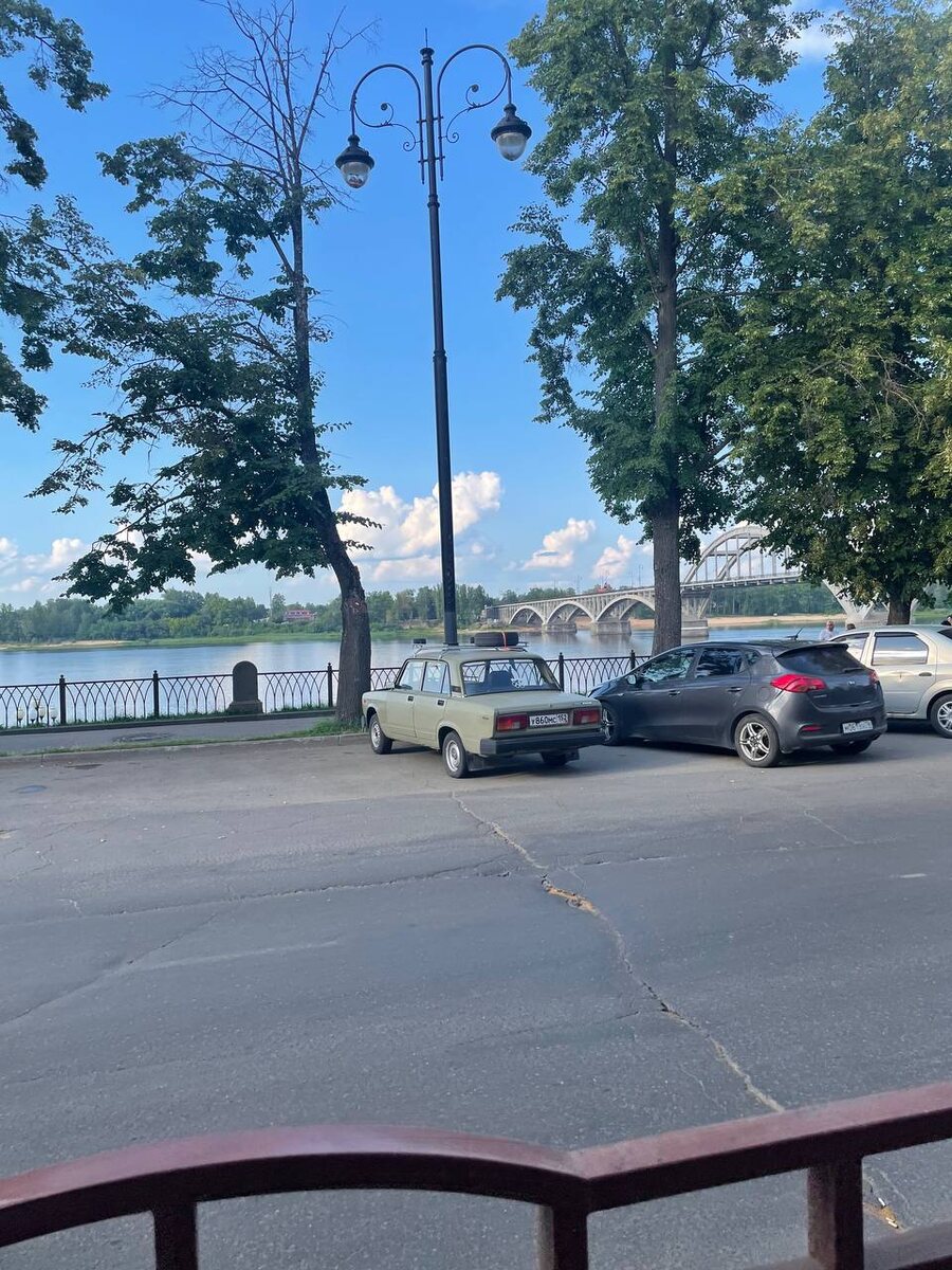 Набережная у Хлебной биржи.