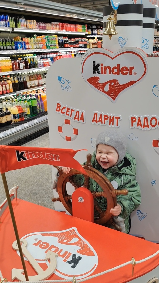 Смеётся, если что