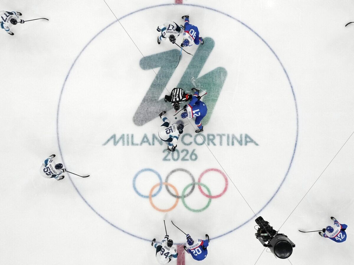    Хоккеисты сборной Словакии и Финляндии на Олимпиаде-2026 | © REUTERS / David W Cerny