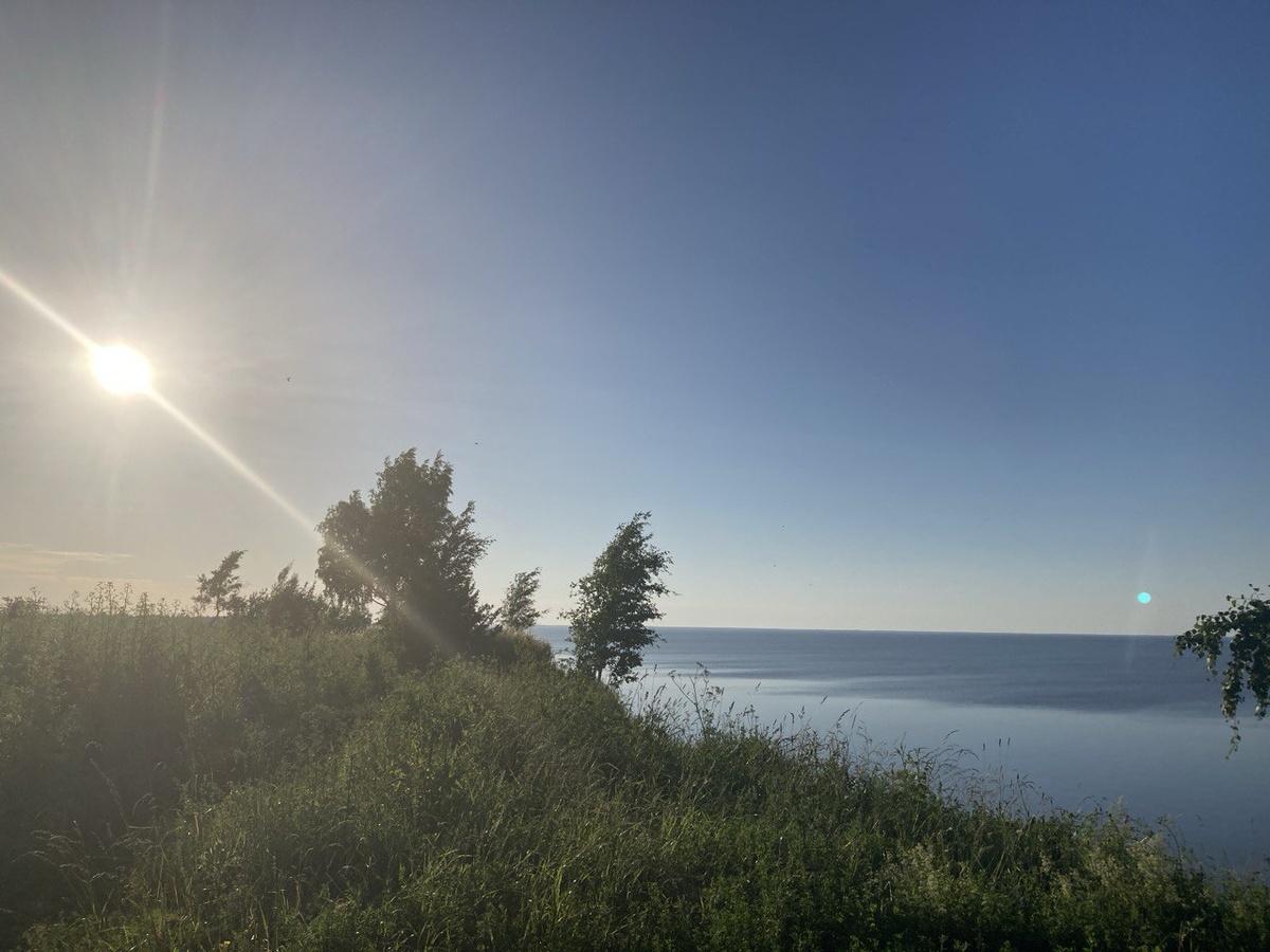 Вид на Ильмень с края глинта. Близко к краю лучше не подходить, возможны обвалы породы