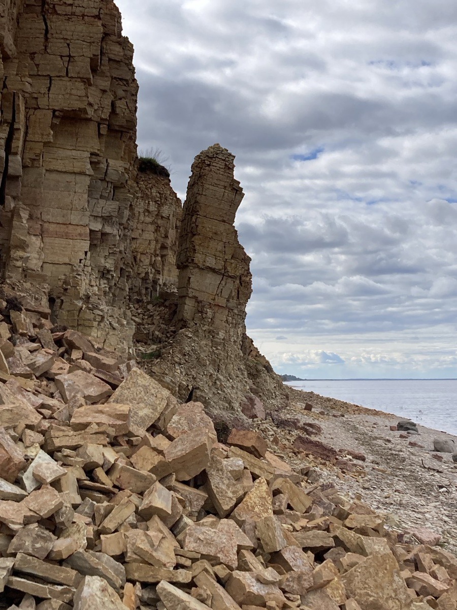 Ильменский глинт образование неустойчивое. Регулярно происходят обвалы породы. Нужно быть аккуратными