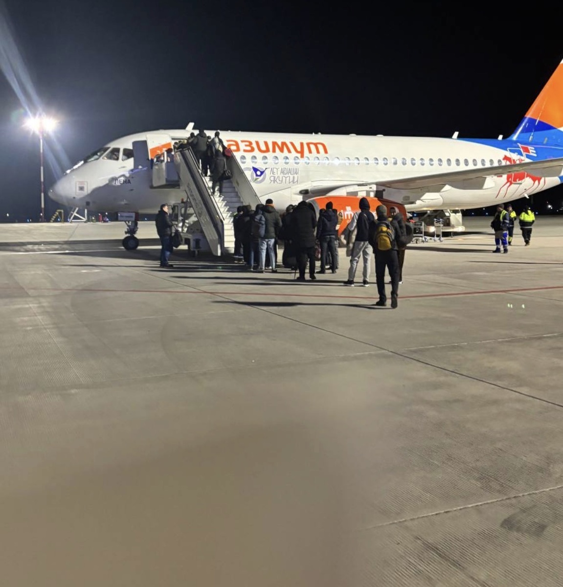 Детишки провожают родителей в Москву 