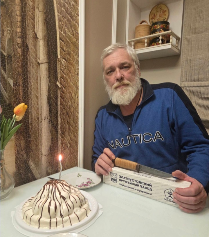 Он просто... просто... У меня ничего подобного не было! Рукоять из наборной бересты: тёплая всегда, даже в лютый мороз. Из-за неё и нож, попав в воду - не утонет!