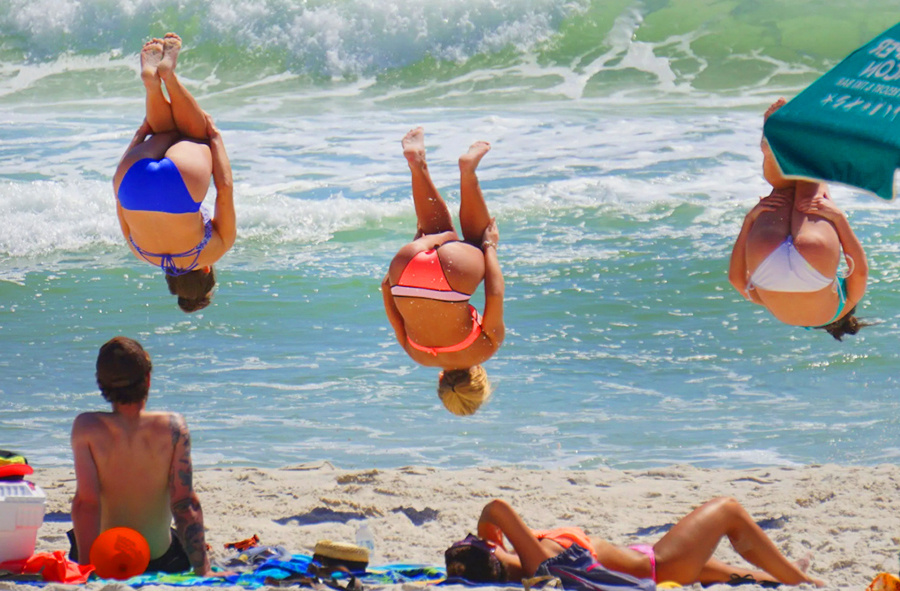 кувырок на пляже