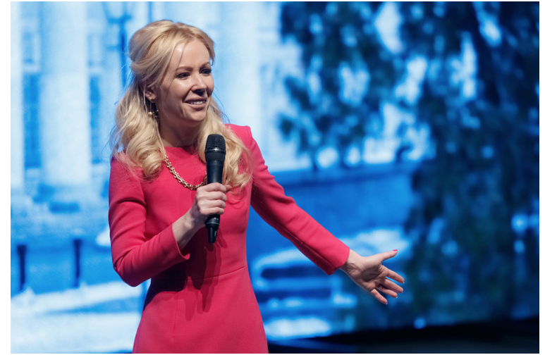 Катя придлает студентам попробовать свой пирог источник Фото: «БИЗНЕС Online»