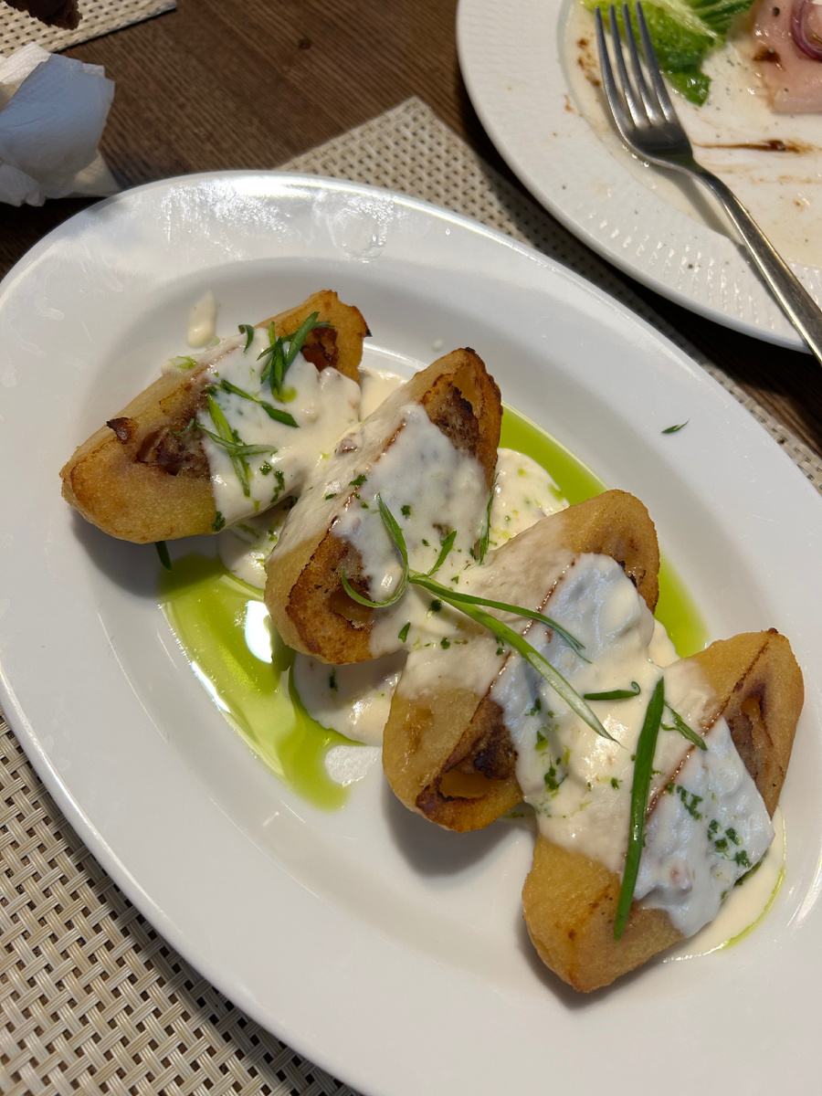 Мои цеппелины. Одна даже половинка насыщает так, что остальное можно забирать с собой:)